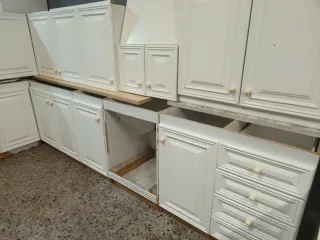 Muebles de cocina blancos y grises