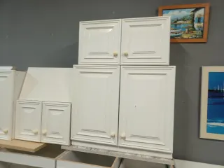 Muebles de cocina blancos y grises