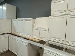 Muebles de cocina blancos y grises