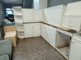 Muebles de cocina blancos y grises