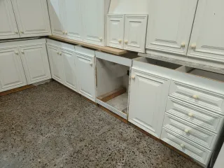 Muebles de cocina blancos y grises