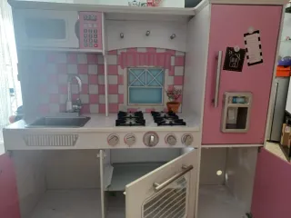 Cocinita infantil de madera rosa