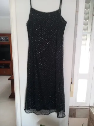Vestido de fiesta negro con pedrería