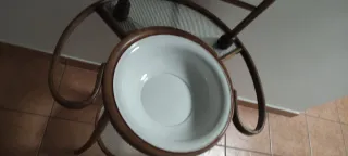 Tocador antiguo de madera con espejo y lavabo