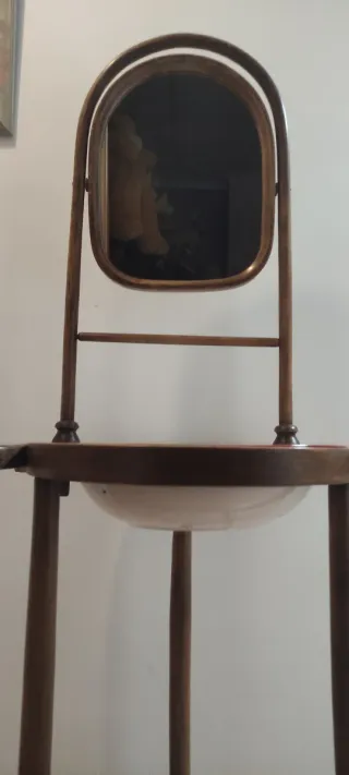 Tocador antiguo de madera con espejo y lavabo
