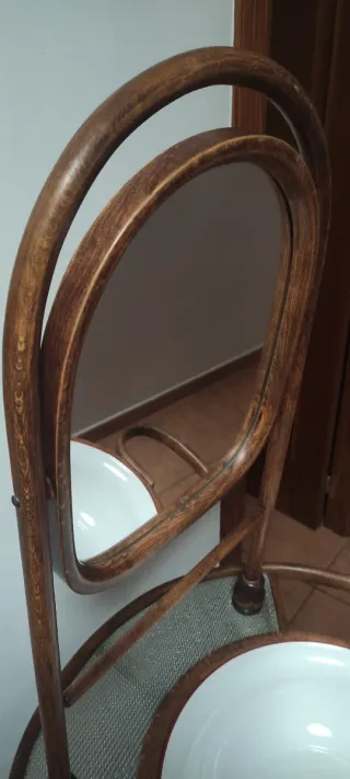 Tocador antiguo de madera con espejo y lavabo