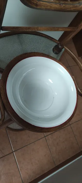 Tocador antiguo de madera con espejo y lavabo