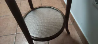 Tocador antiguo de madera con espejo y lavabo