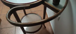 Tocador antiguo de madera con espejo y lavabo