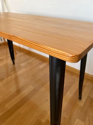 Mesa de salón de madera