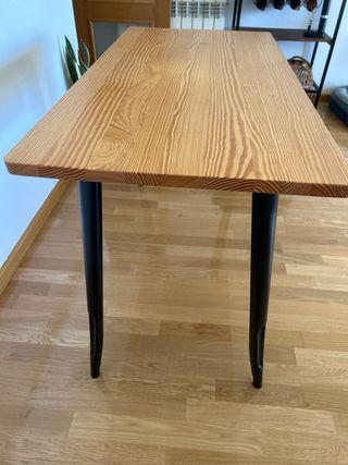 Mesa de salón de madera