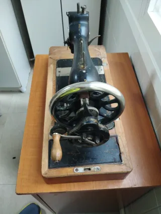 Máquina de coser SINGER antigua
