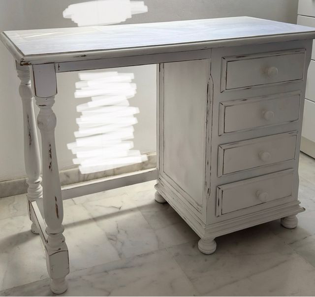 Escritorio de madera blanco con cajones