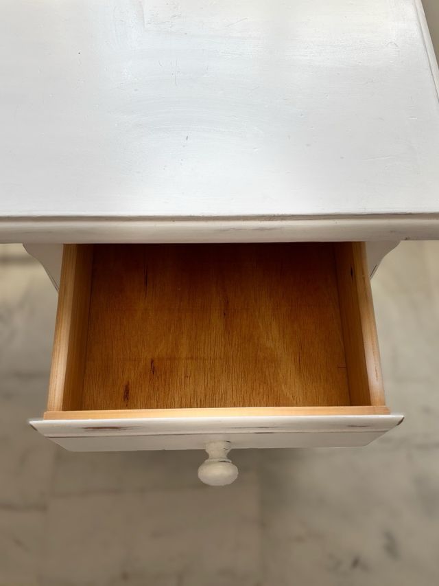 Escritorio de madera blanco con cajones