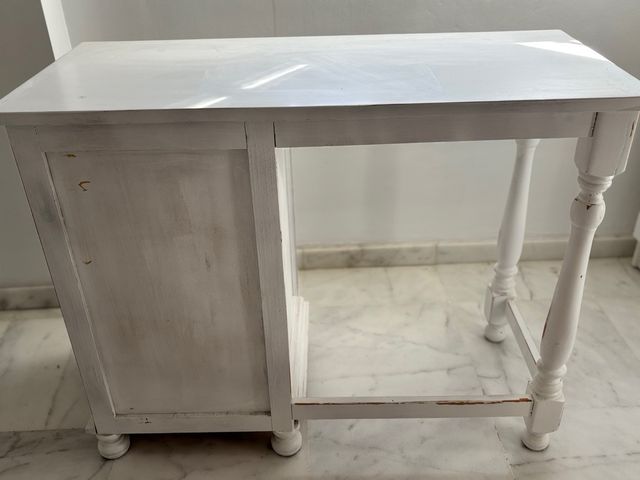 Escritorio de madera blanco con cajones