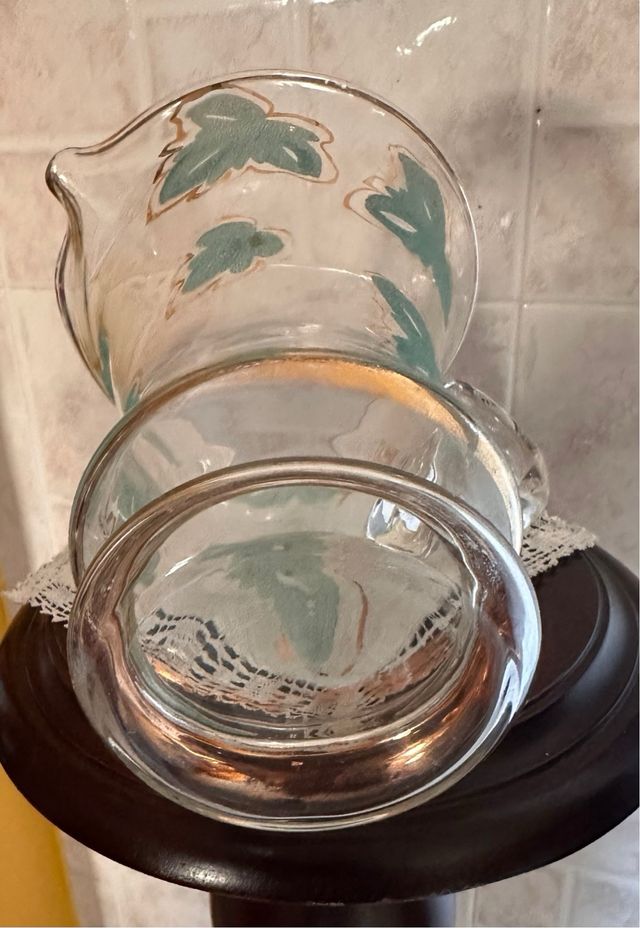 Brocca in vetro vintage con foglie verdi