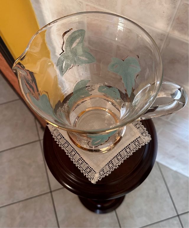 Brocca in vetro vintage con foglie verdi
