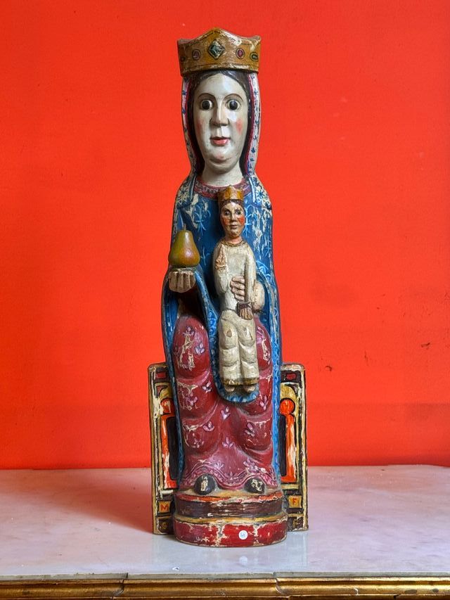 Scultura in stile romanico di una vergine con bambino del XX secolo