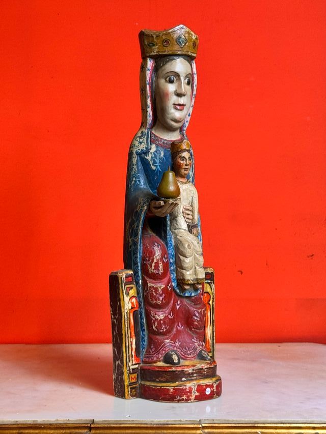 Scultura in stile romanico di una vergine con bambino del XX secolo