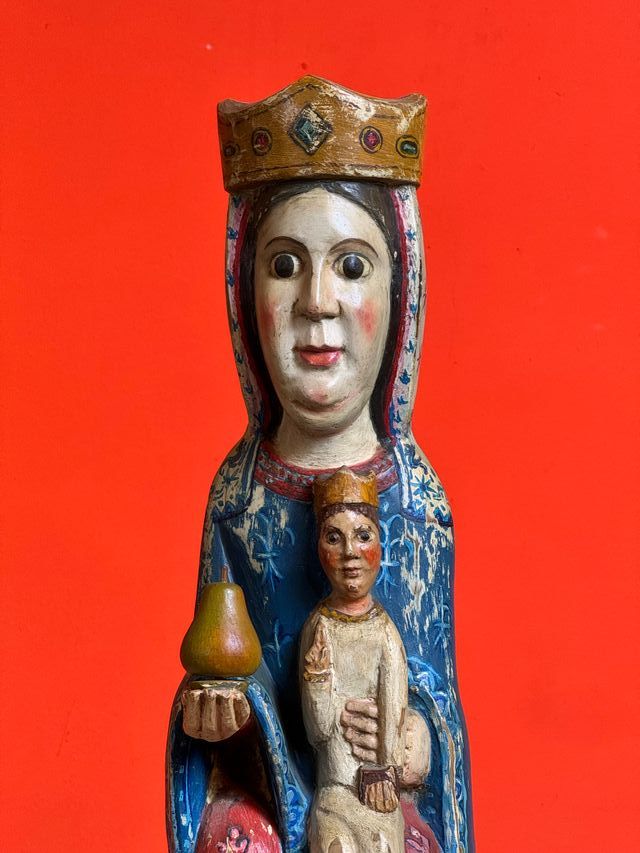 Scultura in stile romanico di una vergine con bambino del XX secolo