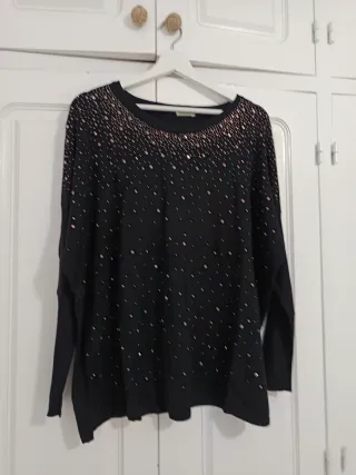 Jersey negro con pedrería dorada