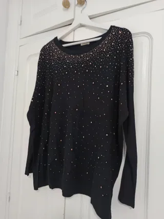 Jersey negro con pedrería dorada