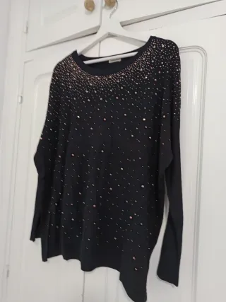 Jersey negro con pedrería dorada