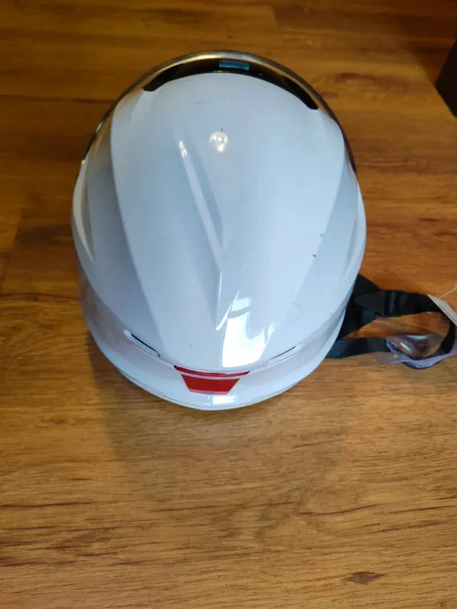 Casco blanco con visera AD