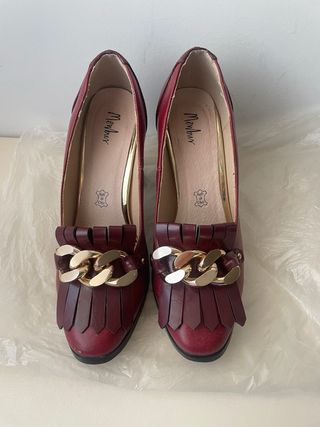 Zapatos de tacón Menbur con cadena dorada.