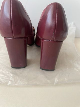 Zapatos de tacón Menbur con cadena dorada.