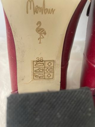 Zapatos de tacón Menbur con cadena dorada.