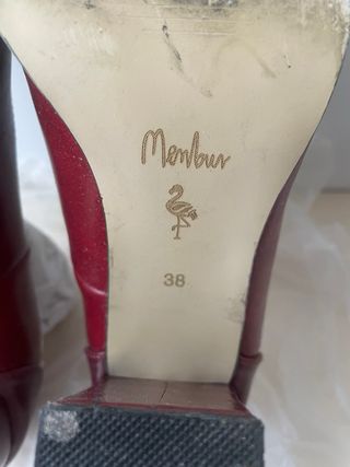 Zapatos de tacón Menbur con cadena dorada.