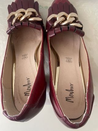 Zapatos de tacón Menbur con cadena dorada.