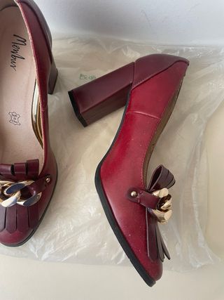 Zapatos de tacón Menbur con cadena dorada.
