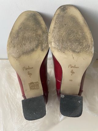 Zapatos de tacón Menbur con cadena dorada.