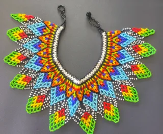 Collar artesanal de cuentas multicolor