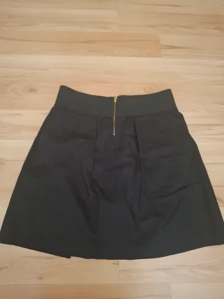 Falda negra con bolsillos