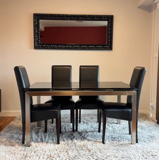 Tavolo da Pranzo con Cristallo Nero + 4 Sedie in Pelle + Specchio