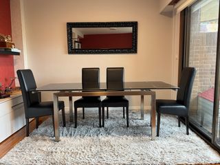 Tavolo da Pranzo con Cristallo Nero + 4 Sedie in Pelle + Specchio