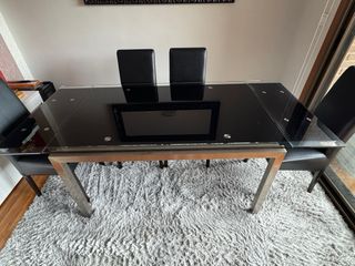 Tavolo da Pranzo con Cristallo Nero + 4 Sedie in Pelle + Specchio