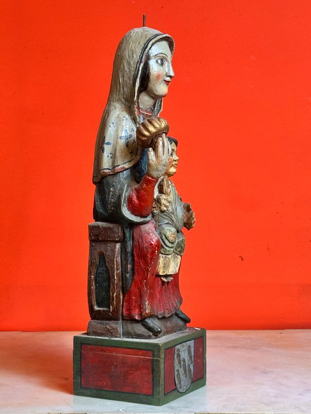 Scultura della Vergine con il Bambino in stile romanico del XX secolo