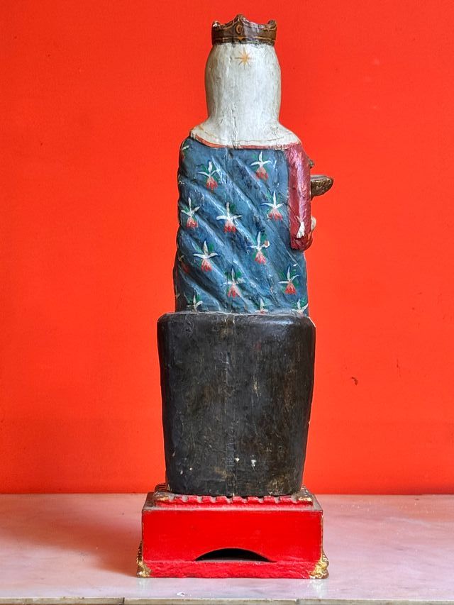 Scultura della Vergine con il Bambino in stile romanico del XX secolo