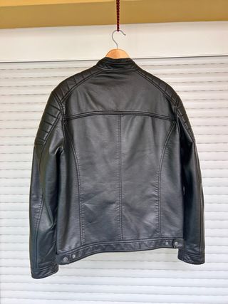 Cazadora de cuero negra