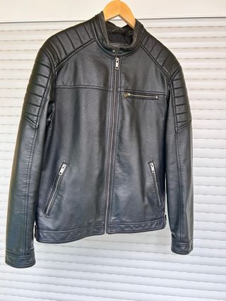 Cazadora de cuero negra