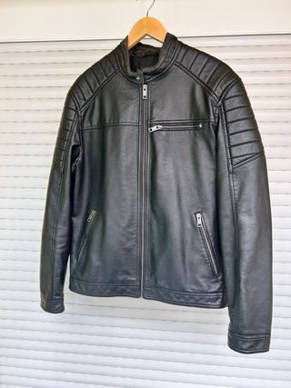 Cazadora de cuero negra