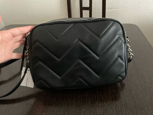 Bolso negro acolchado