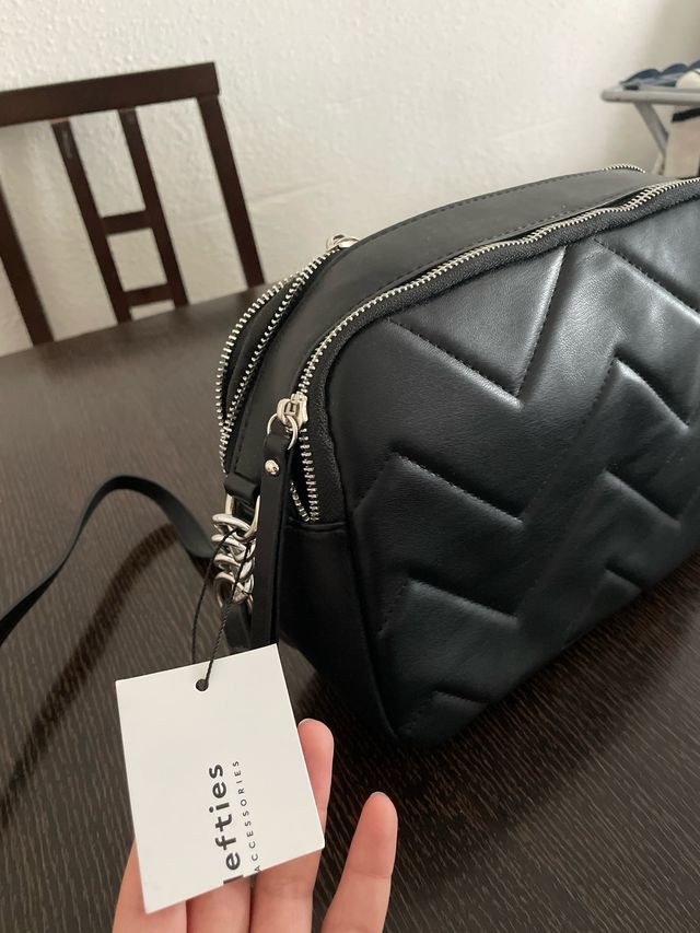 Bolso negro acolchado