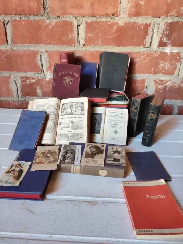 Antiguos libros y misales religiosos