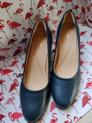 Zapato tacón vestir Clarks mujer beige