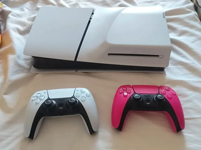 PS5 con lector + 2 mandos (1 mes) + 6 juegos